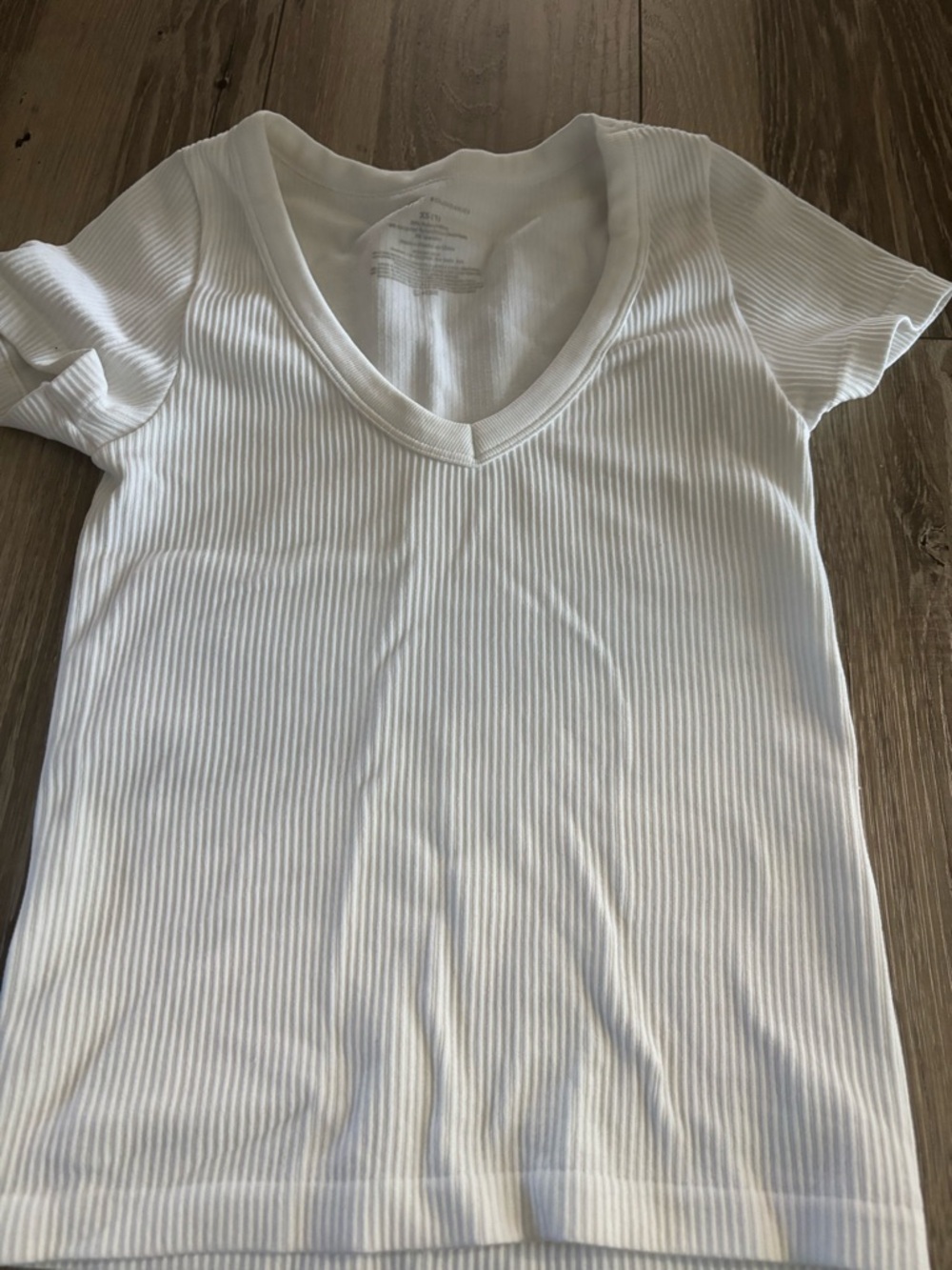 No Boundaries White Ribbed V-Neck Short Sleeve Top
